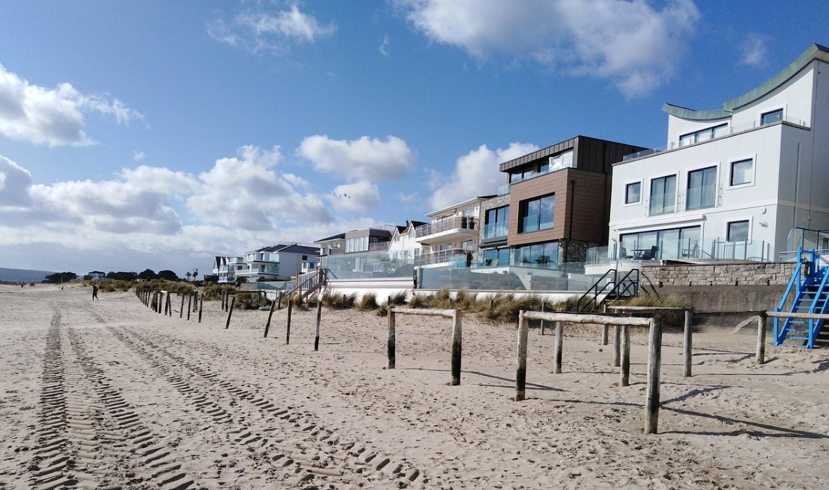 Houses along the bay of Sandbanks Beach 