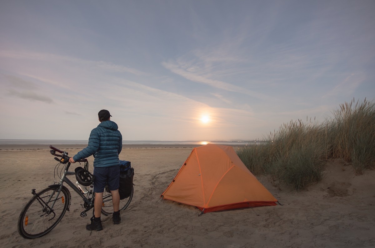 Bikepacking with a 1 man tent on the beach 