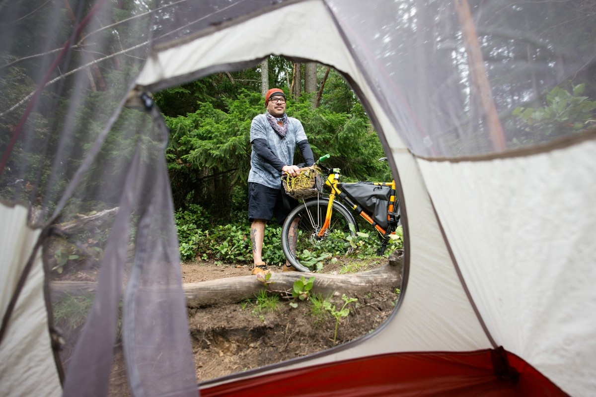 Bikepacking with a 1 man tent in a forest 