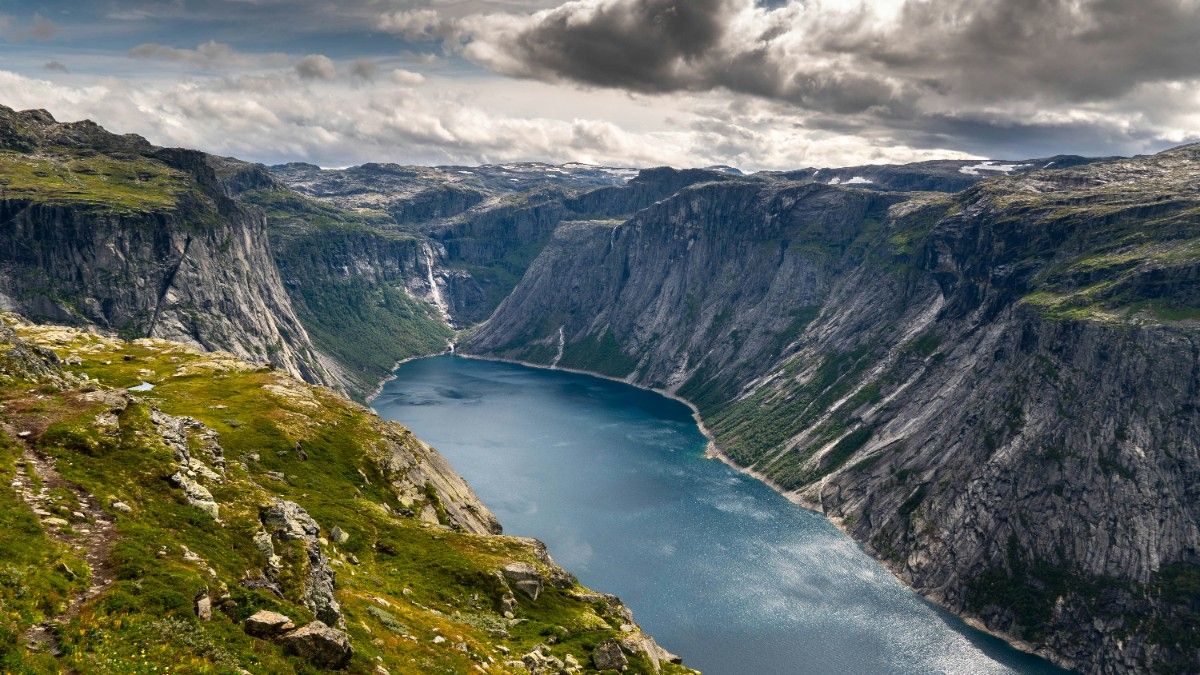 The lake between the mountains of Trolltunga in Norway