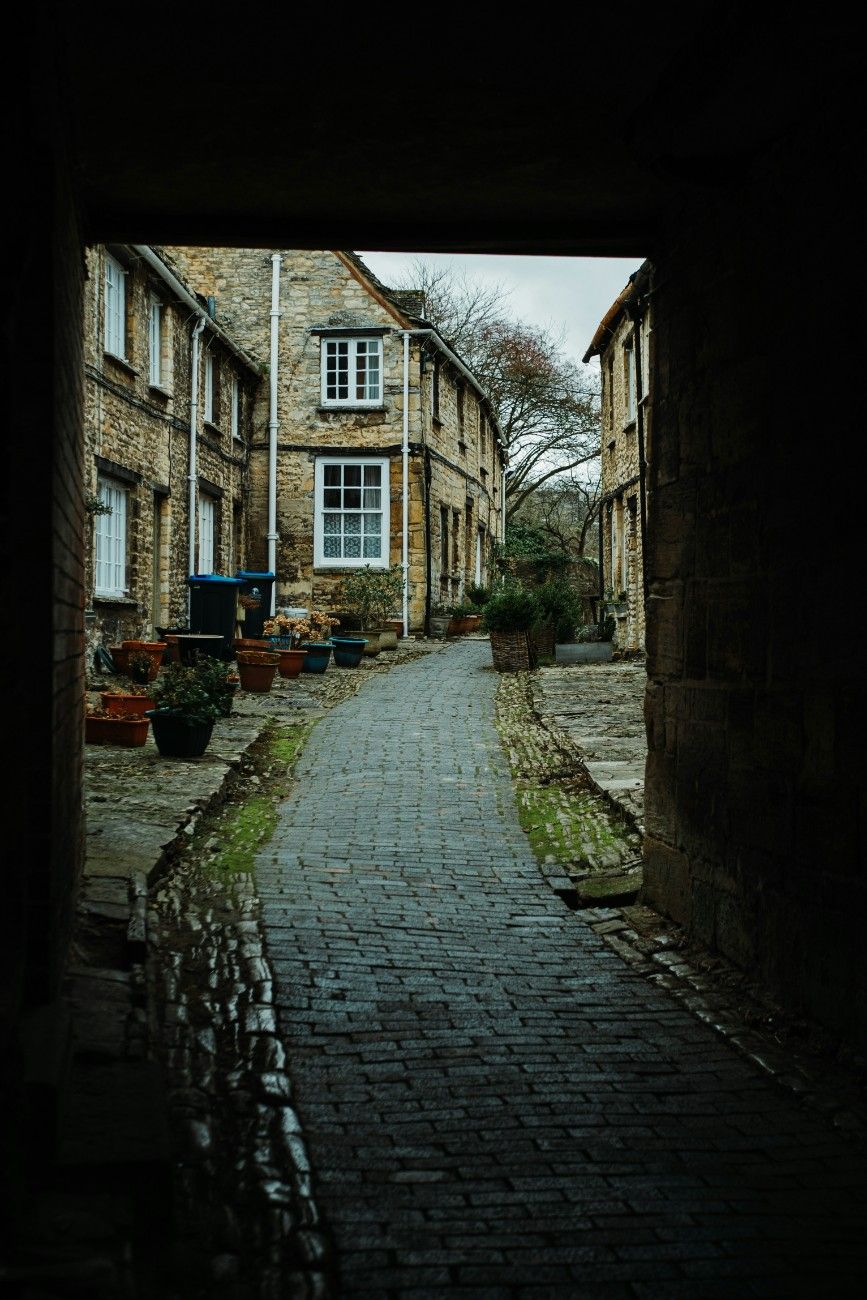 A walkway in Burford through the cottages